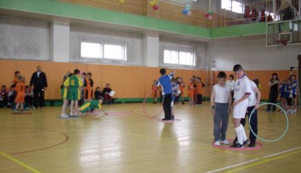 В СДЮШОР «Алтайский ринг» для детей, находящихся под опекой центров социальной помощи, провели спортивный праздник «Молодецкие забавы».