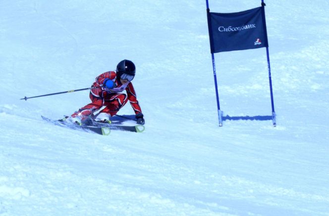 Сегодня 13 детей и два тренера краевой спортшколы "Горные лыжи" отправились на двухнедельные учебно-тренировочные сборы в итальянскую провинцию Больцано-Южный Тироль.  