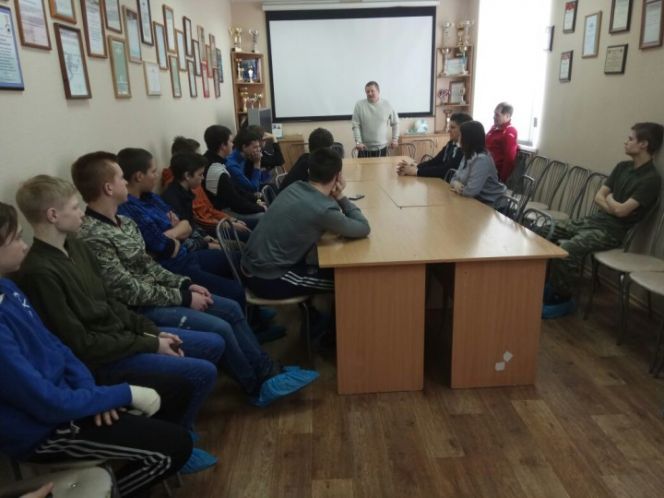В краевой школе по футболу Алексея Смертина прошла встреча с трудными подростками