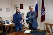 Бийскому стрелку Сергею Каменскому вручена награда в Правительстве Алтайского края