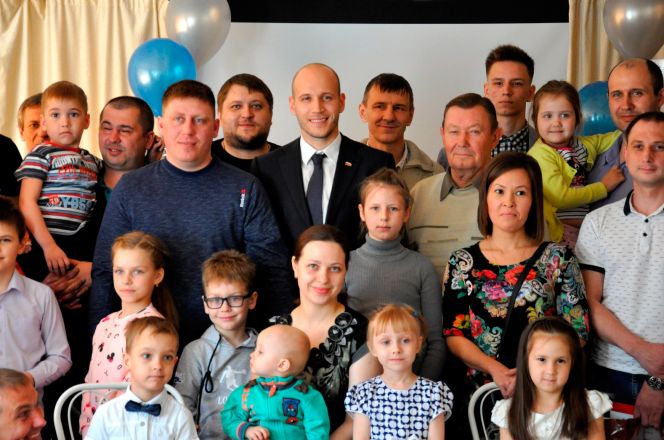 Самых спортивных отцов чествовали в Барнауле. Фото: официальный сайт Барнаульской городской Думы.