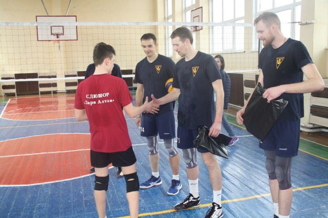 Волейболисты «Университета» провели мастер-класс для воспитанников СШОР «Заря Алтая». Фото: zarya-altaya.ru