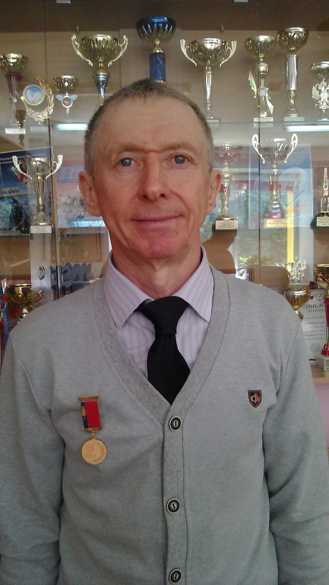 Усман Фаляхов, тренер по спортивной гимнастике, награждён медалью "За заслуги в труде"