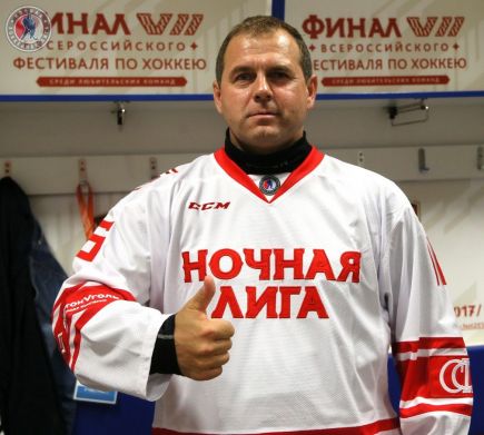Алтайский бизнесмен Вадим Смагин сыграл в хоккей против команды президента страны. Фото: Ночная Хоккейная Лига