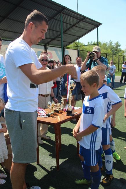 Евгений Городов награждает своего сына, сыгравшего на турнире за спортшколу барнаульского "Динамо" 