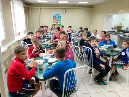 Хоккеисты спортшколы «Алтай» впервые проводят учебно-тренировочный сбор в селе Бочкари Целинного района. Фото: Виталий ДВОРЯНКИН