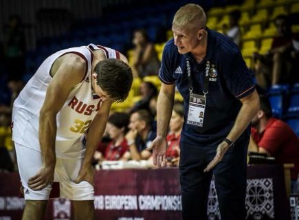 Главный тренер юношеской сборной России Олег Акциптеров даёт игроку наставление