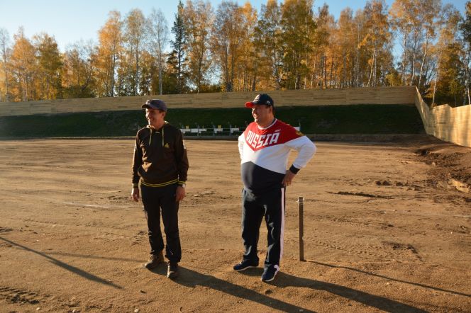 Директор лыжно-биатлонного комплекса Анатолий Жданович и Александр Малиновский. Фото: АО «Курорт Белокуриха»
