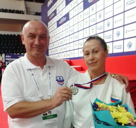 Ирина Громова и её тренер Олег Зайцев с серебряной медалью чемпионата России-2018 по дзюдо
