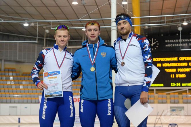 Виктор Муштаков (в центре) - победитель I этапа Кубка России на дистанции 1000 метров
