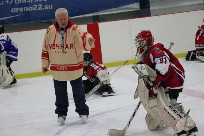 Легенды отечественного хоккея посетили Алтайский край