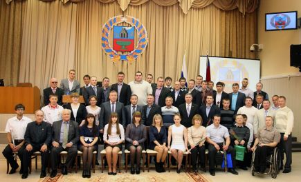 Губернатор Алтайского края Александр Карлин вручил награды алтайским спортсменам и спортивным журналистам.
