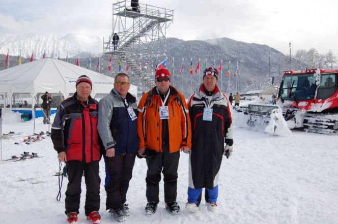 Судьи по горнолыжному спорту из Алтайского края на олимпийском объекте в Сочи. Фото из архива "АС"