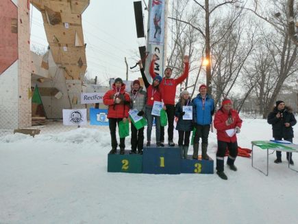 В Барнауле прошёл второй этап Кубка России по ледолазанию. Фото: vk.com/clubakfa