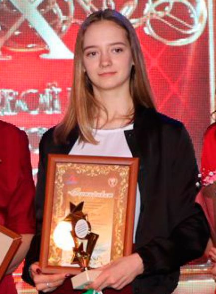 Алиса Беккер. Кандидат в мастера спорта по конькобежному спорту, 16 лет, Барнаул.