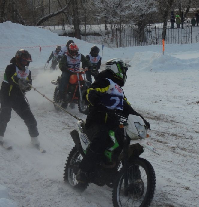 Многоэтапный розыгрыш мотолыжного «Кубка Барнаула» начался с «Рождествеской гонки»