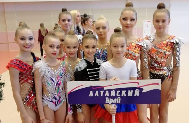 Первенство Сибирского федерального округа по художественной гимнастике. Алина Ломакина - крайняя слева 