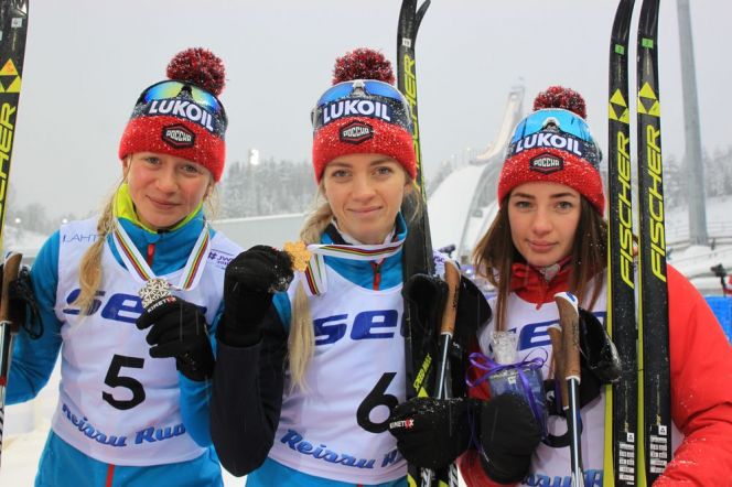 Яна Кирпиченко (крайняя справа) с победительницей молодёжного чемпионата мира Анной Жеребятьевой и серебряным призёром Лидией Дуркиной