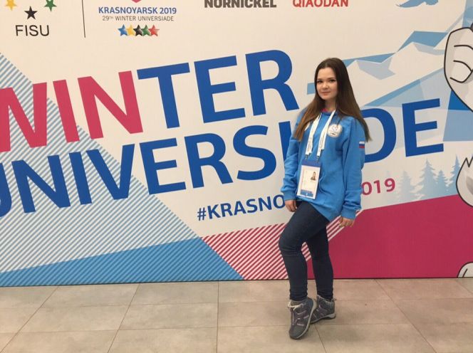 Студентка Алтайского медицинского университета Екатерина Шелехова работает волонтером на Всемирной зимней универсиаде