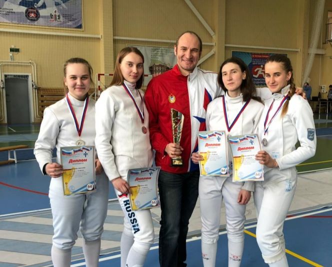 Саблистки "Алтая" выиграли серебро на командном чемпионате СФО