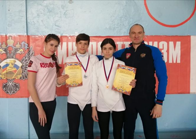 Юные алтайские саблисты завоевали медали на традиционном турнире памяти Оганеса Крикорьянца