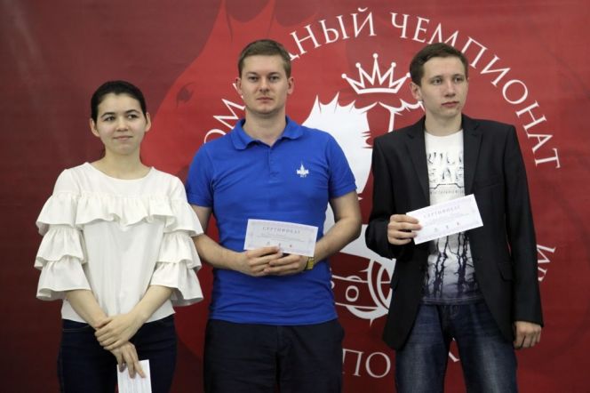 На фото Владимира Барского с сайта РШФ:  Евгений Кардашевский (справа) во время награждения шахматистов, показавших лучший результат на первой доске.