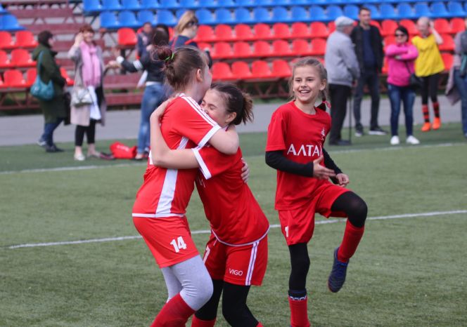 В Барнауле прошли отборочные соревнования международного футбольного фестиваля "Локобол-2019-РЖД" среди девочек 