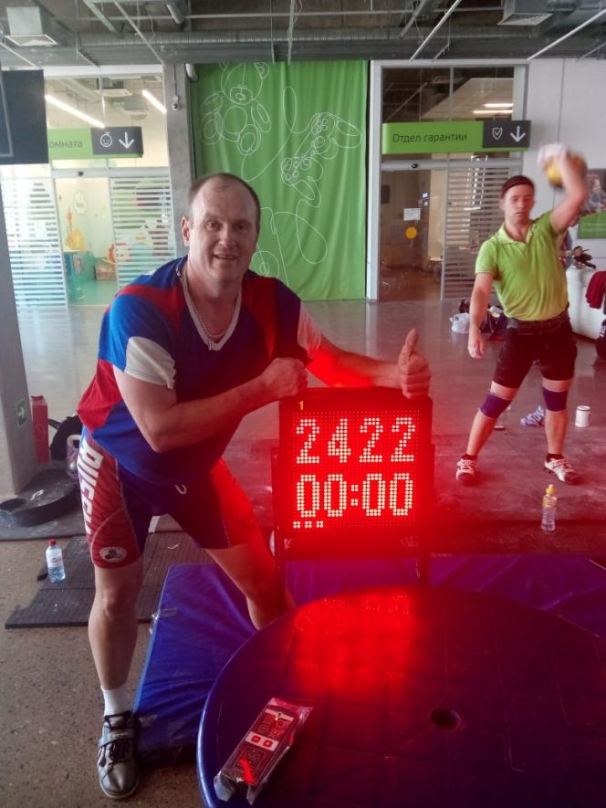 Павел Лесных стал победителем гиревого марафона в Санкт-Петербурге