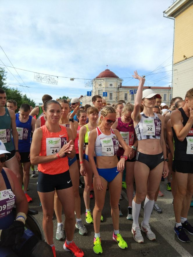 15 алтайских бегунов финишировали на Томском марафоне «Ярче» 