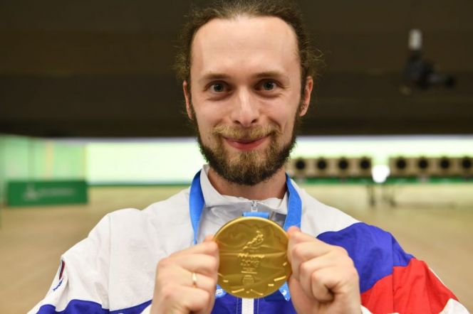На фото: Сергей Каменский выиграл вторую золотую медаль по пулевой стрельбе на Европейских играх в Минске