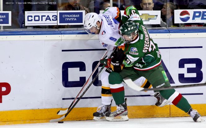 Воспитанник алтайского хоккея Евгений Свечников дебютировал в Континентальной хоккейной лиге.