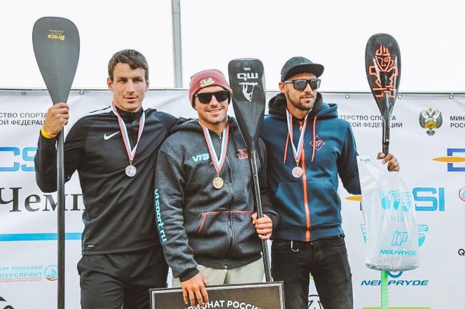 Андрей Крайтор (в центре) - абсолютный чемпион России - 2019 по сап-сёрфингу 