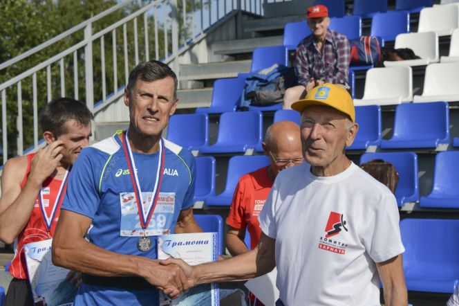 Спортсмены КЛБ "Восток" разыграли Кубок Юрия Савенкова на дистанции 800 метров (много фото)