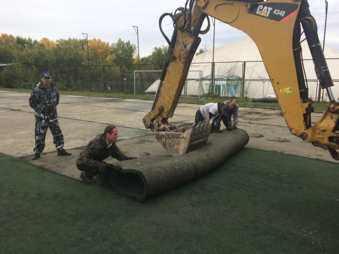На базе футбольной спортшколы «Динамо» по проспекту Ленина, 152-а начались работы по замене искусственного поля
