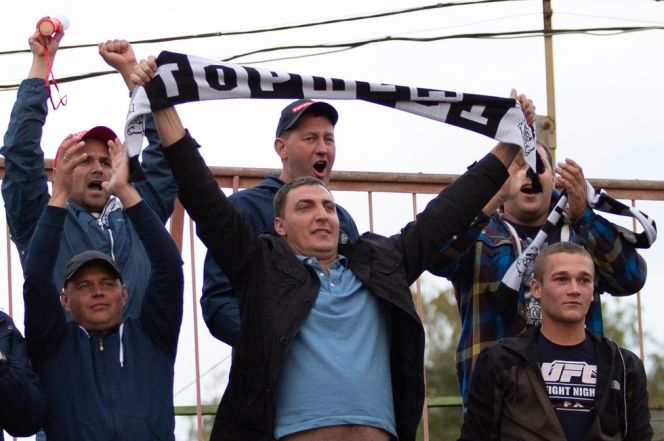 На фото: болельщики рубцовского "Торпедо" празднуют гол своей команды