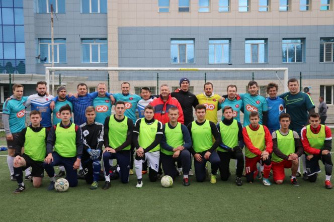Сила традиции. В Барнауле в 17-й раз состоялся товарищеский футбольный матч между студентами и выпускниками АлтГУ