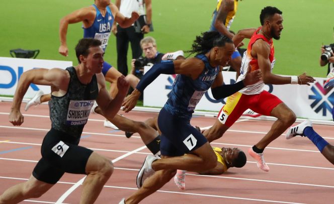 2 октября. Доха. Сергей Шубенков (слева) финиширует вторым, ямаец Омар Маклауд падает. Фото REUTERS