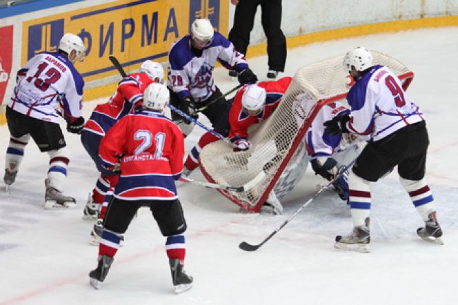 В Кургане на турнире памяти Н.В. Парышева хоккеисты «Алтая» обыграли хозяев площадки – ХК «Зауралье» – со счётом 4:2.