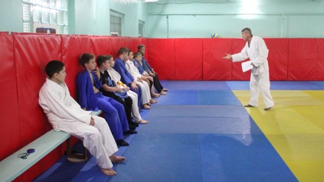 Валерий Неустроев дает последнюю установку воспитанникам перед поездкой на соревнования. Фото Ярослава Махначёва