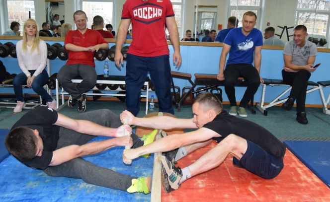 В физкультурно-оздоровительном клубе «Патриот» прошёл открытый чемпионат Барнаула по перетягиванию палки  