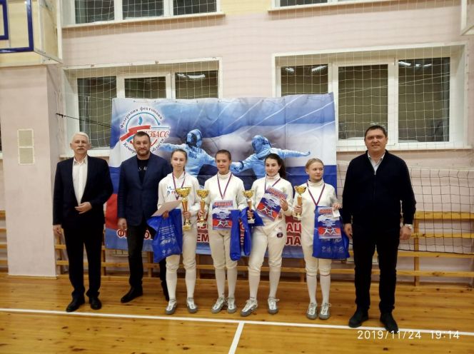 Барнаульские саблистки привезли из столицы Кузбасса три медали
