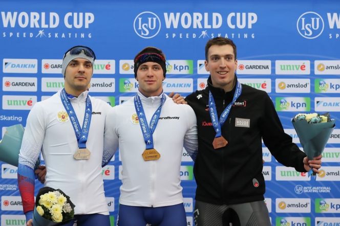 Виктор Муштаков (в центре) - победитель третьего этапа Кубка мира