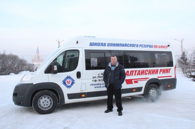 Спортсмены краевой СДЮШОР "Алтайский ринг" получили возможность выезжать на соревнования на собственном автобусе.