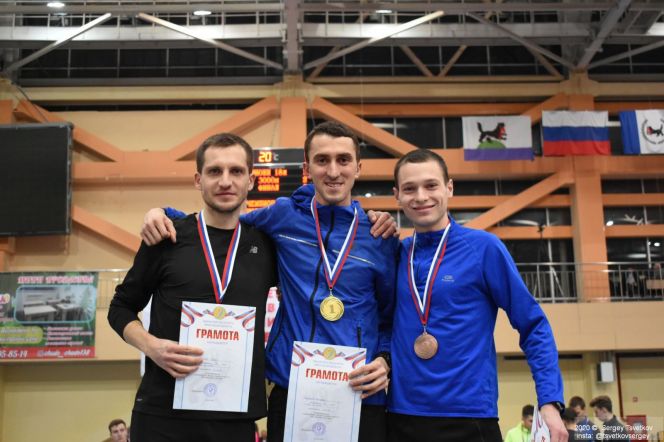 На фото: Ильдар Надыров (в центре) победитель на дистанциях 2000 м и 3000 м