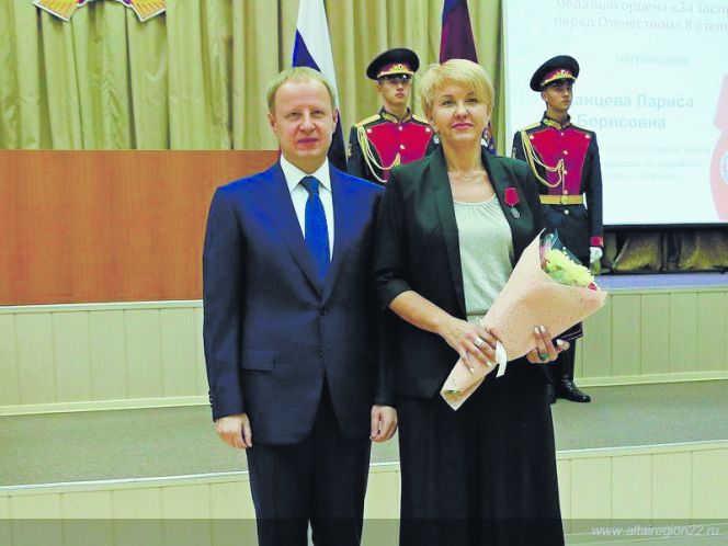Лариса Казанцева с губернатором Виктором Томенко на вручении ей правительственной награды