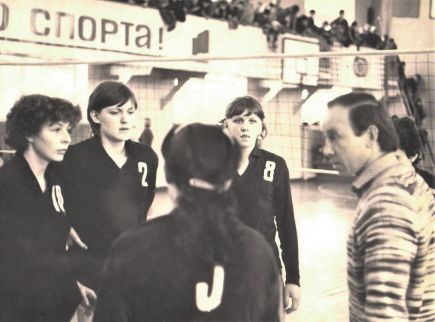 Тренер Юрий Шипулин даёт наставления команде "Восток". Лариса Казанцева - номер 8  