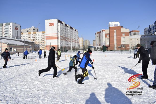  В барнаульском квартале «Дружный» прошёл турнир «Хоккей на валенках», организованный  «Спортивной инициативой»
