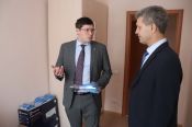 Генеральный директор барнаульского завода АТИ Артём Шамков вручил бытовую технику интернату при АУОР 
