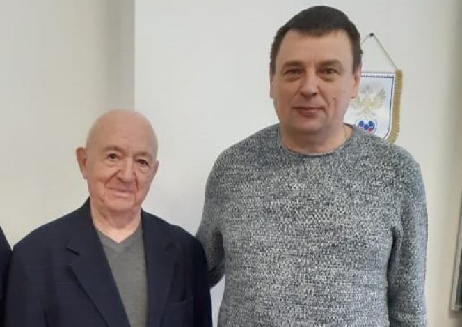 Александр Суровцев (справа) с первым вице-президентом РФС, легендарным советским футболистом Никитой Симоняном 