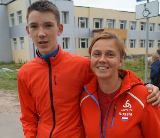 На фото: Леонид Кульгускин с мамой и тренером Лилией Кокориной